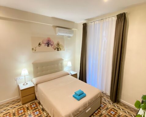 Bright room with balcony in the center of BCN B3