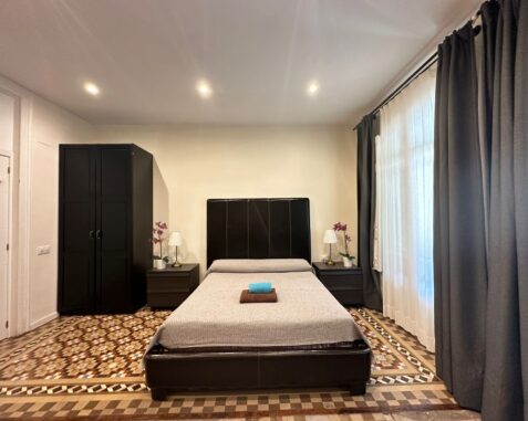 Large room in the center BCN B1