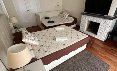 Room for four people in the center of BCN V1