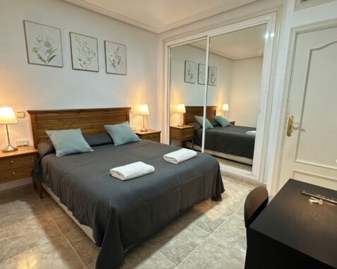 Una acogedora habitación doble con cama de matrimonio y baño privado cerca de la estación de metro de Lista Gen1
