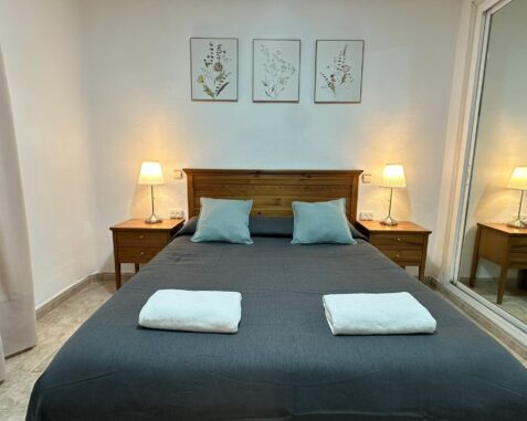 Une chambre double confortable avec un lit double et une salle de bain privée près de la station de métro Lista Gen1