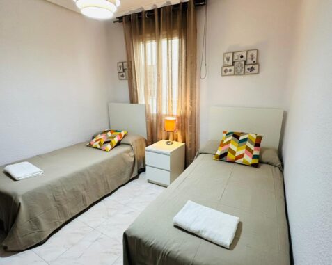Habitación acogedora con dos camas individuales cerca de la puerta de Toledo Alatriste2