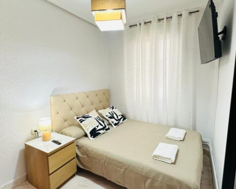 Luminosa habitación doble con cama de matrimonio cerca de la Puerta de Toledo Alatriste1