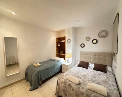 Petite chambre triple près de la station de métro Passeig de Gràcia Con3